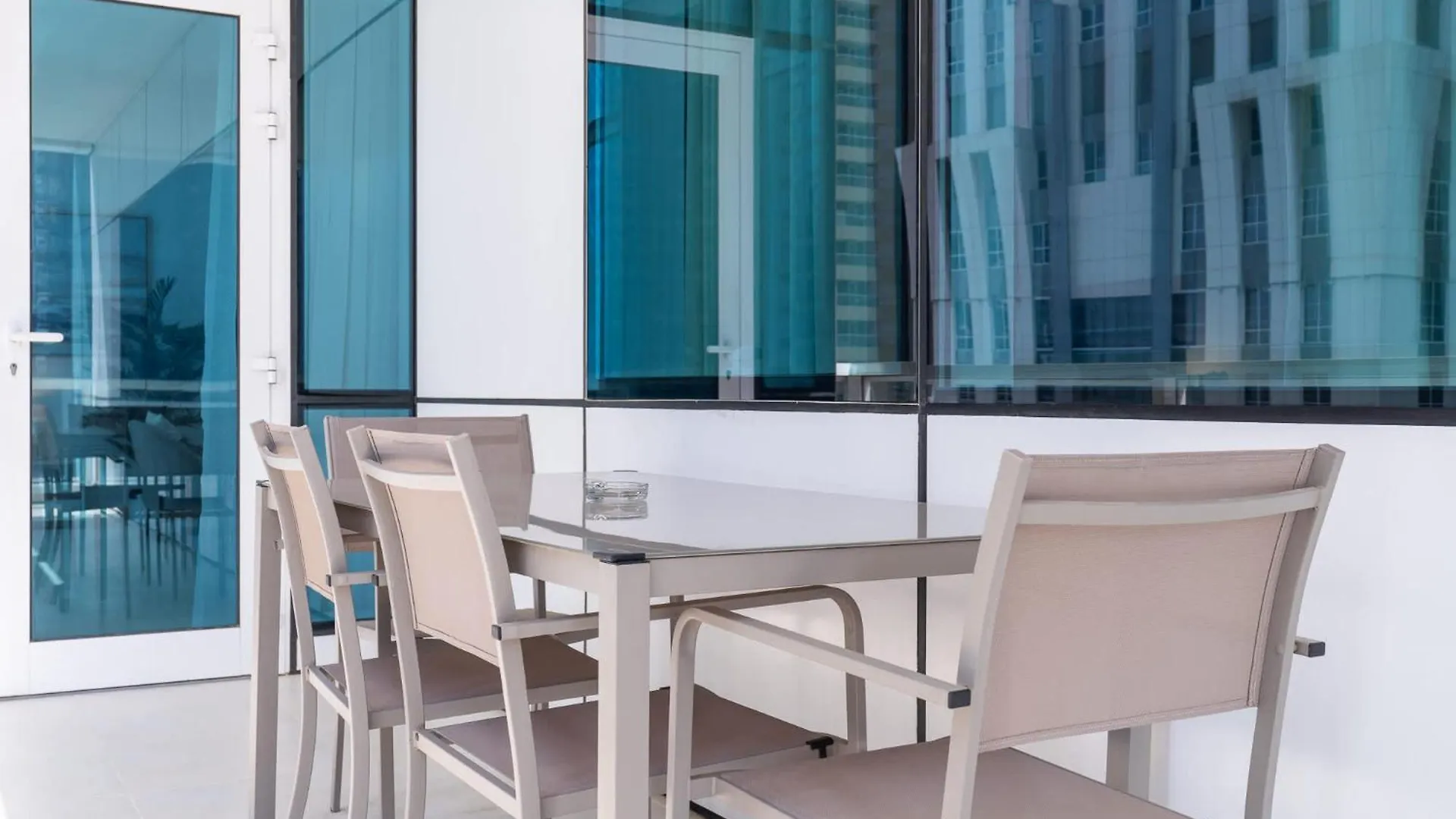 Elegant 2-Bedroom Flat With Pool View In Dubai Marina