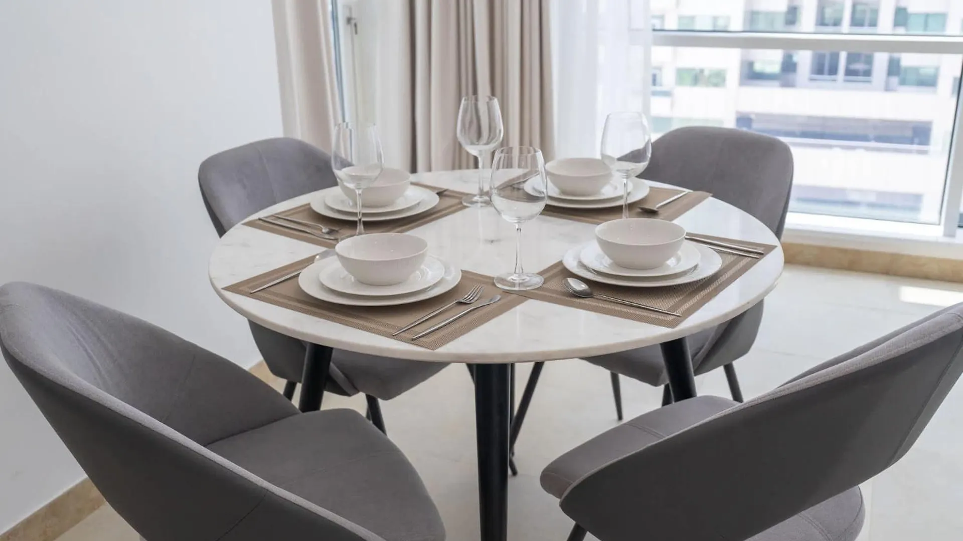 Elegant 2-Bedroom Flat With Pool View In Dubai Marina 0*,