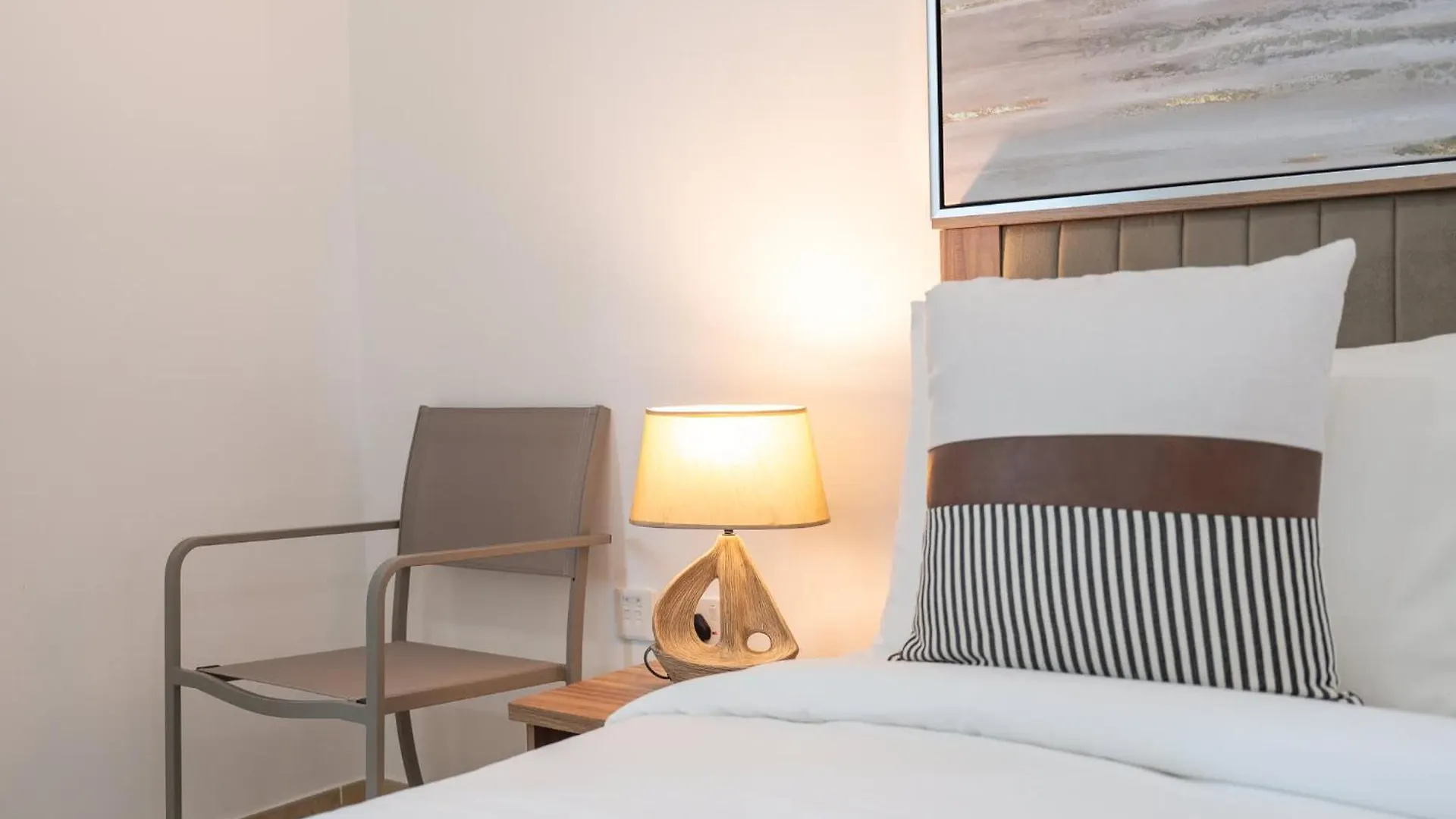 Elegant 2-Bedroom Flat With Pool View In Dubai Marina Апартаменты