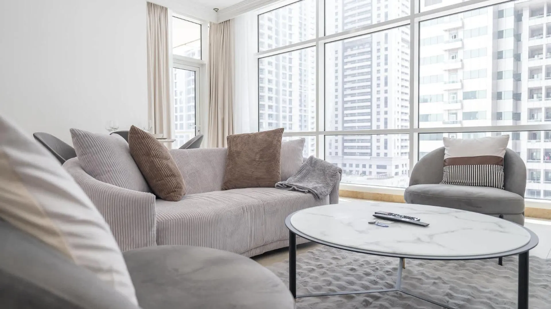 Elegant 2-Bedroom Flat With Pool View In Dubai Marina Апартаменты