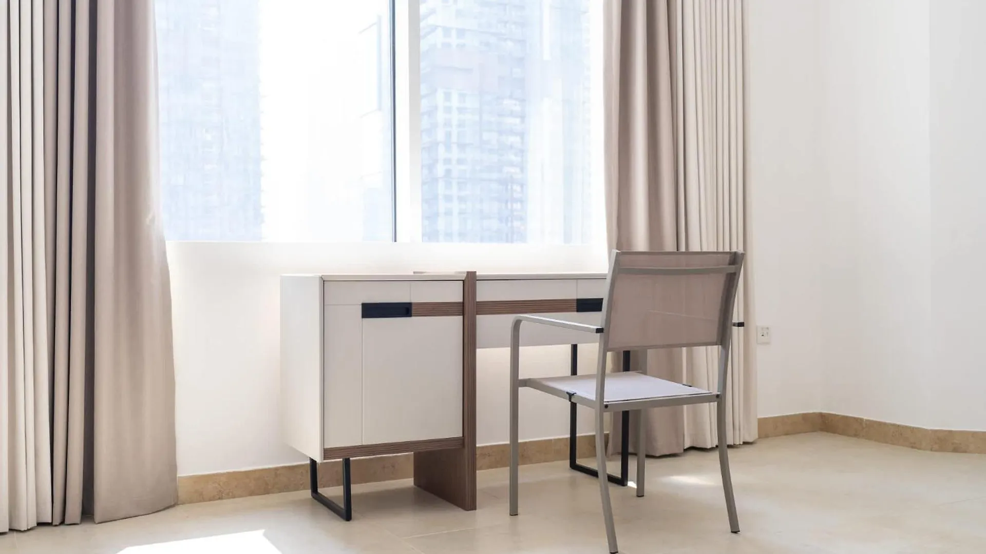 Апартаменты Elegant 2-Bedroom Flat With Pool View In Dubai Marina