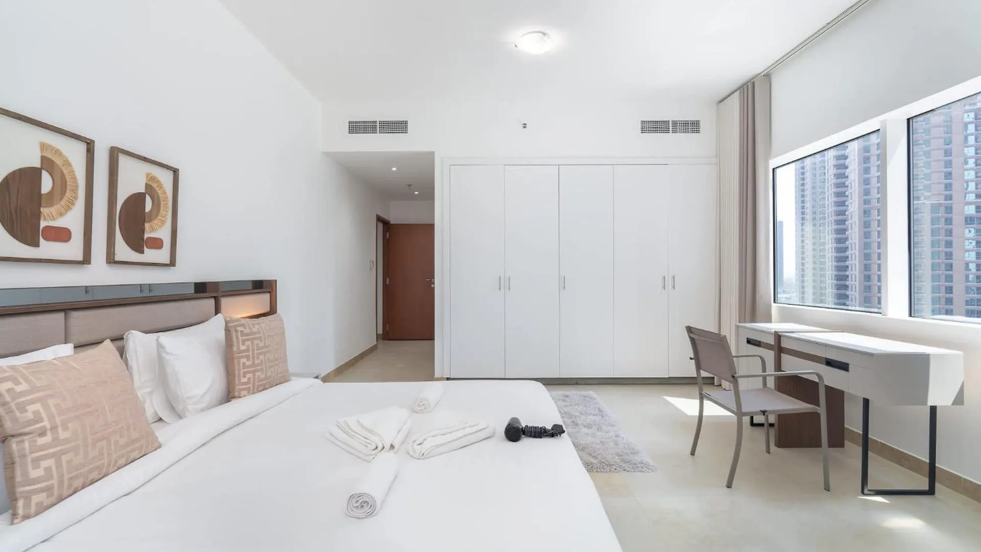 Апартаменты Elegant 2-Bedroom Flat With Pool View In Dubai Marina