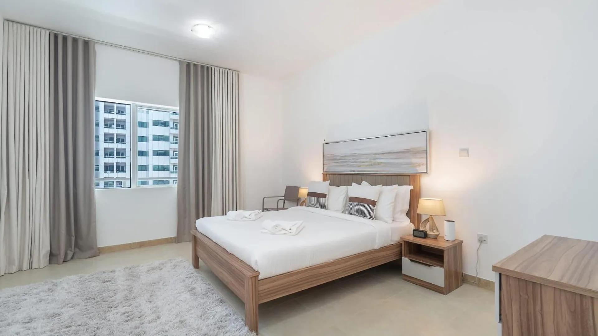 Elegant 2-Bedroom Flat With Pool View In Dubai Marina Апартаменты
